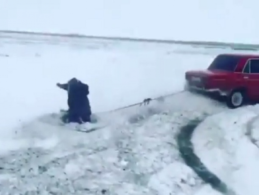 Опасные катания мужчины на привязанных к машине санях сняли на видео на Ставрополье 