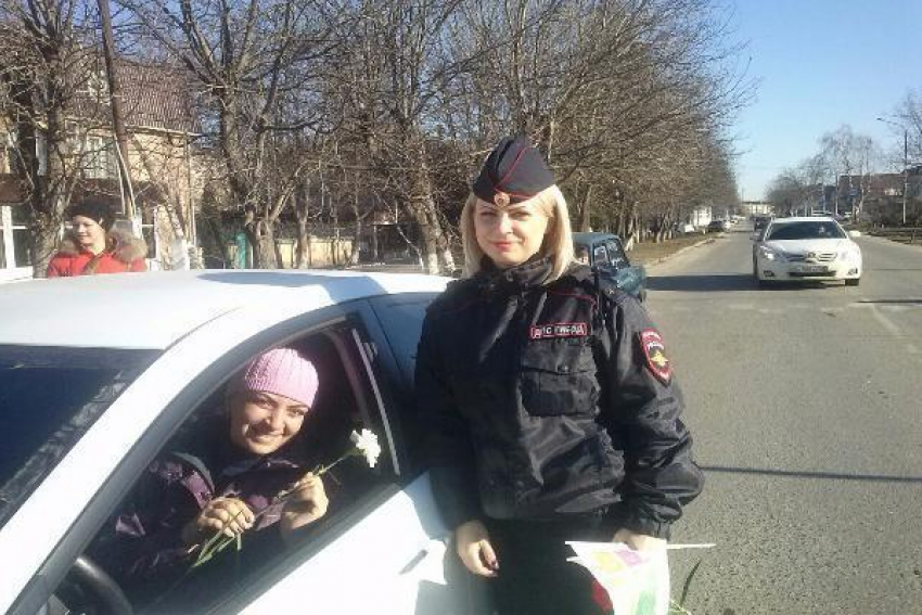 Сотрудники Госавтоинспекции края дарили улыбки жительницам Ставрополья