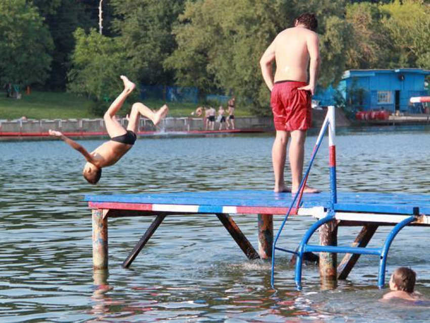 На Новопятигорском озере спасли пьяного тонувшего мужчину