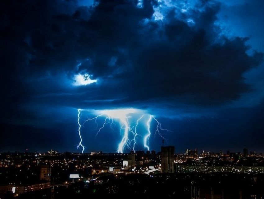Экстренное предупреждение о сильных дождях с градом и грозами объявлено на Ставрополье