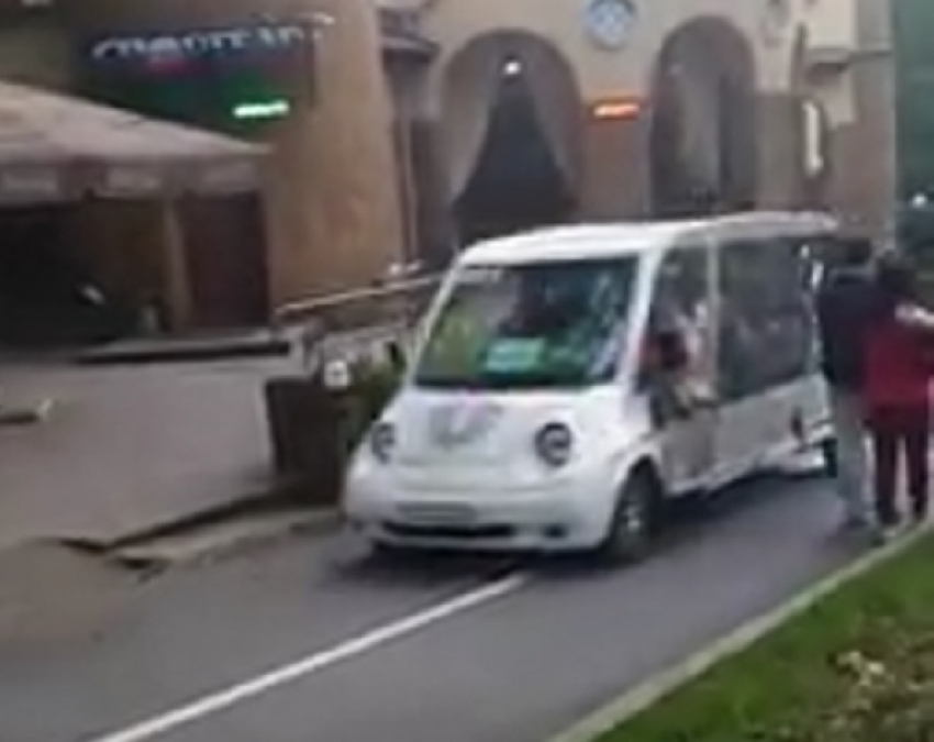 Электромобили на дорожках парка в Кисловодске возмутили отдыхающих