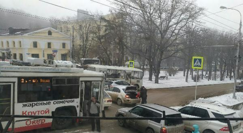 Пробка образовалась на проспекте Карла Маркса в Ставрополе из-за столкновения такси и иномарки