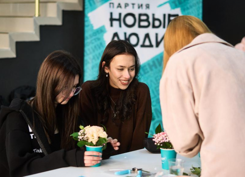 Букет по-новому: партия «Новые люди» объединила школьников и родителей ко Дню учителя