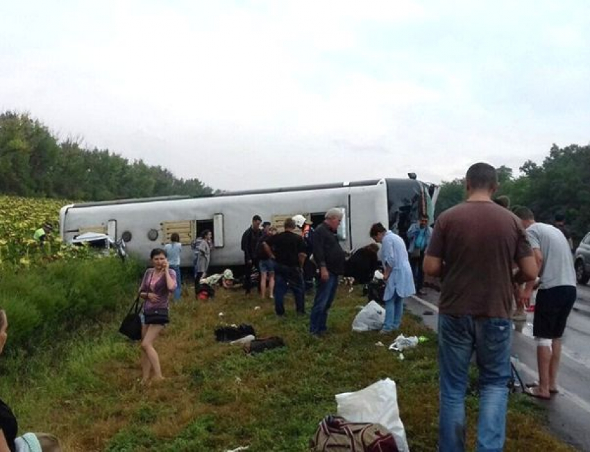 Трое пострадавших пассажиров перевернувшегося автобуса Ставрополь - Москва находятся в тяжелом состоянии