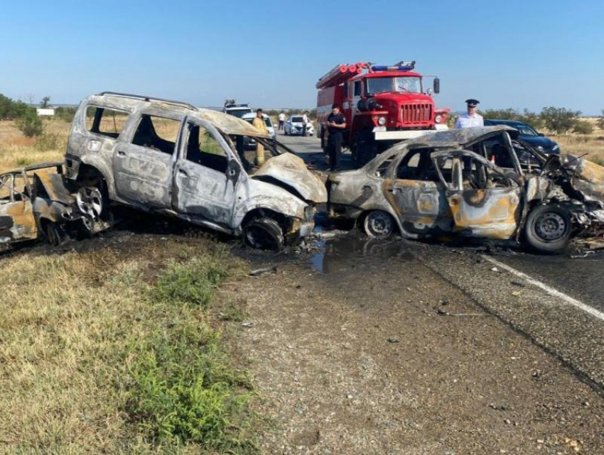 Три автомобиля загорелись из-за жесткой аварии на трассе Ставрополья: два водителя погибло