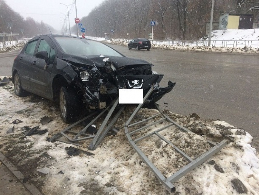 Пьяный и бесправный водитель «Пежо» снес ограждение на дороге в Ставрополе 