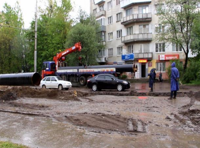 Автомобилисты игнорируют ограждения и предупредительные знаки на ремонтируемой улице Серова в Ставрополе