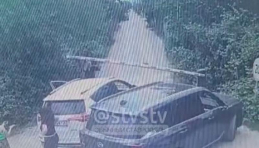Ломающий шлагбаум ставропольский Халк попал на видео