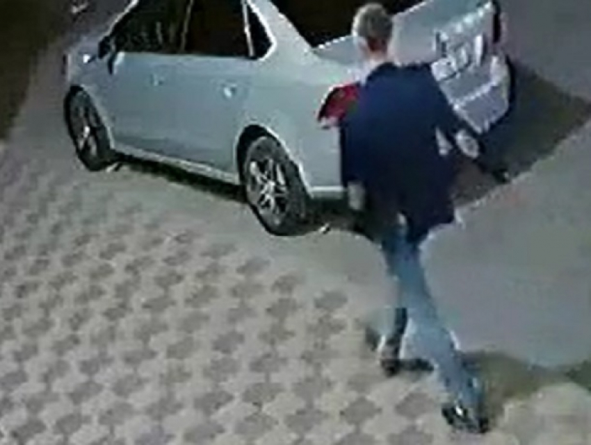 Неадекватный прохожий сломал зеркало чужого автомобиля одним ударом ноги в Ставрополе и попал на видео