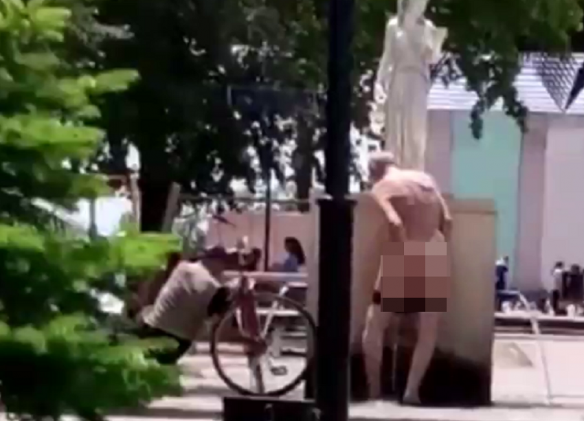 Ъхъ умный мужик ходит в парке голый и показывает член порно видео