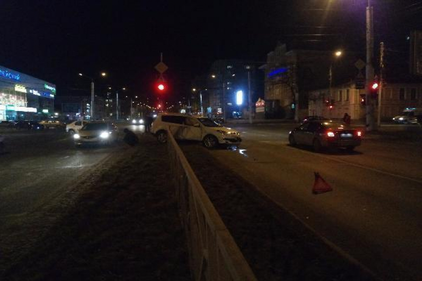 Французский автомобиль Citroën влетел в разделительный забор в центре Ставрополя