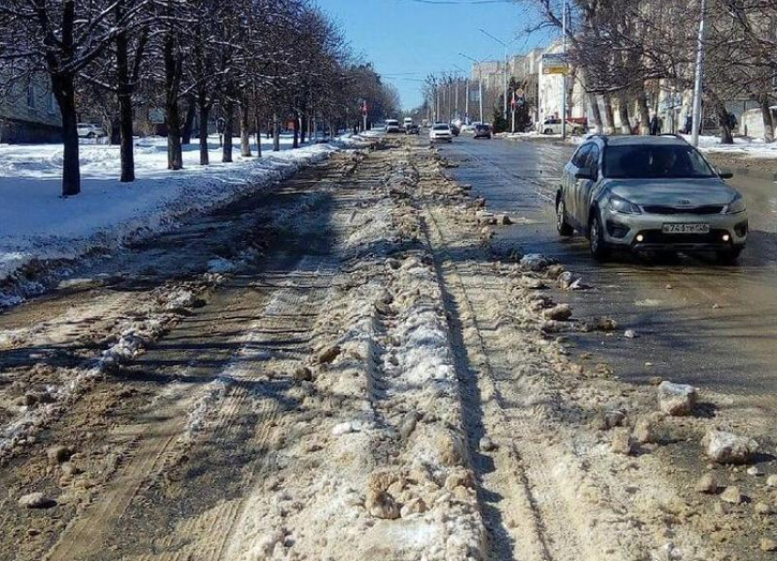 Мужчина пожаловался на глыбы льда на проезжей части в центре Ставрополя