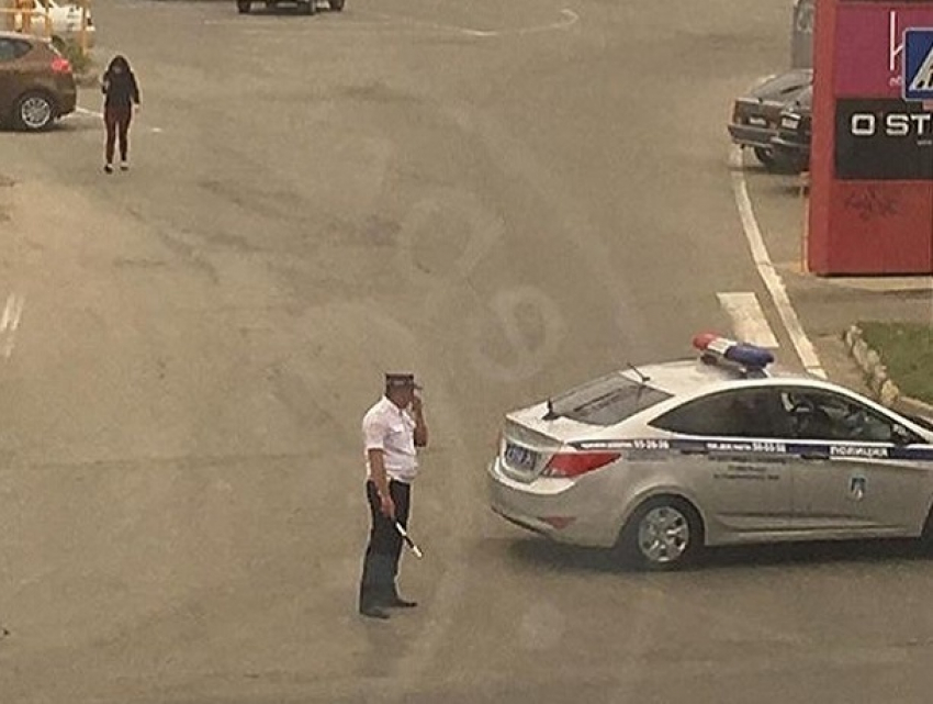 Полицейские и пожарные оцепили территорию ТЦ «Москва» в Ставрополе 