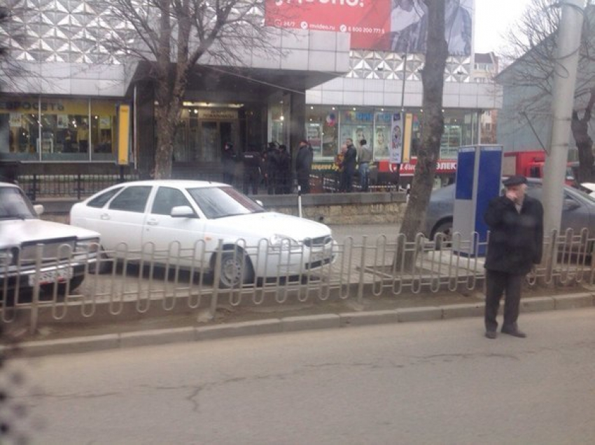 Территорию в районе ЦУМа в Ставрополе оцепили из-за подозрительного пакета