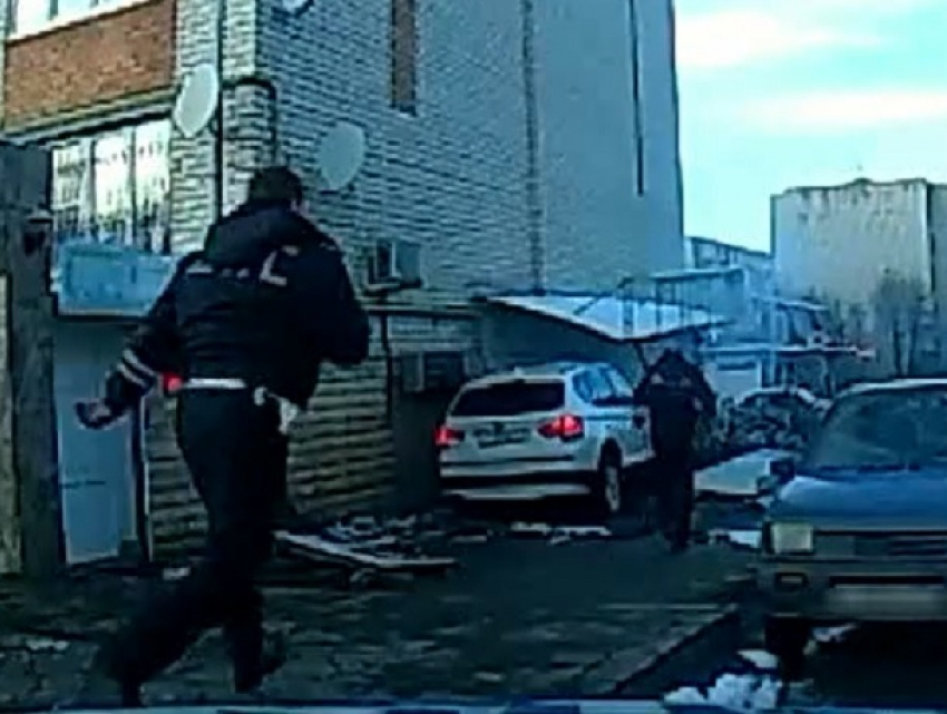 Эффектная погоня полицейских за преступником попала на видео в Ставрополе