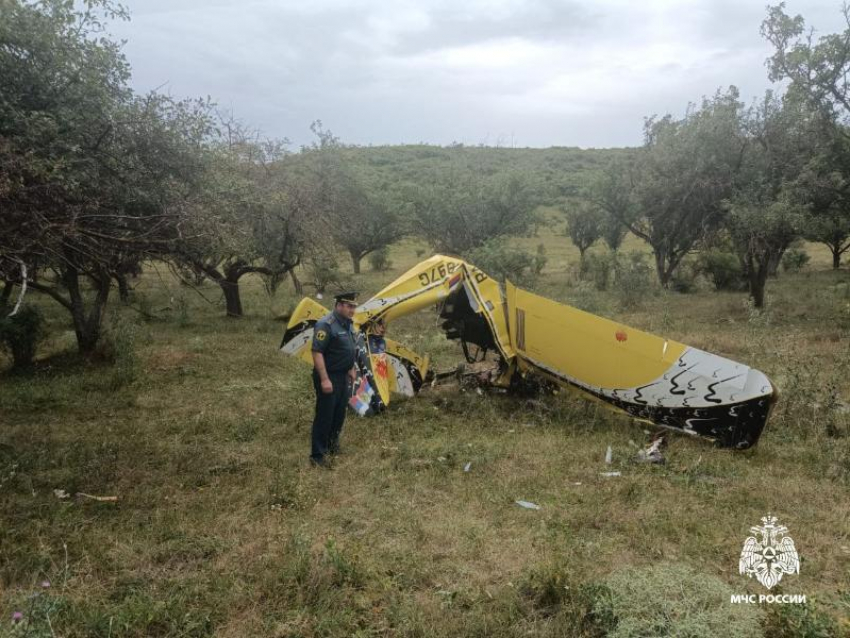 Разбившийся на самолете в КЧР пилот из Кисловодска скончался в больнице