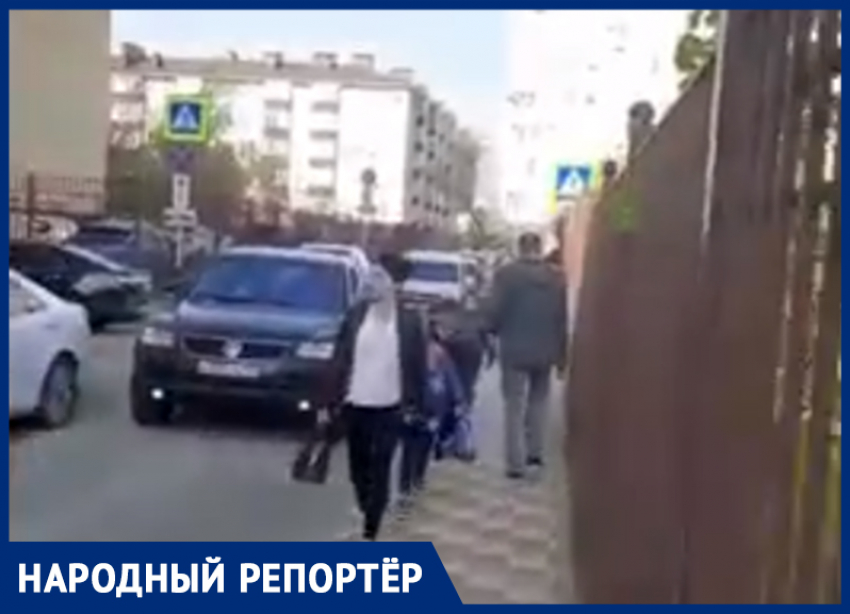 «Дети буквально под колесами»: жители 204 квартала в Ставрополе обеспокоены шириной тротуара рядом с дорогой