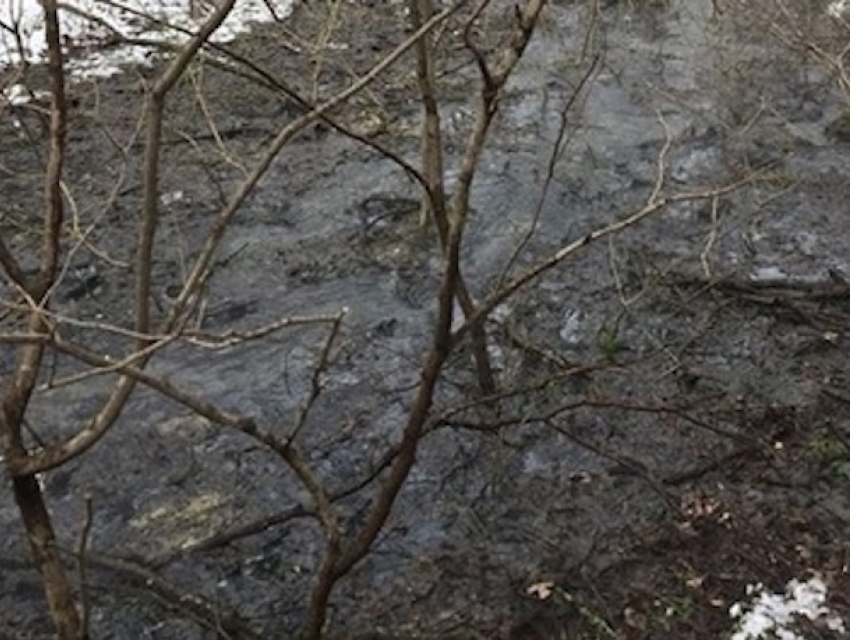 Бурные потоки канализационной воды текут по склону горы Железноводска