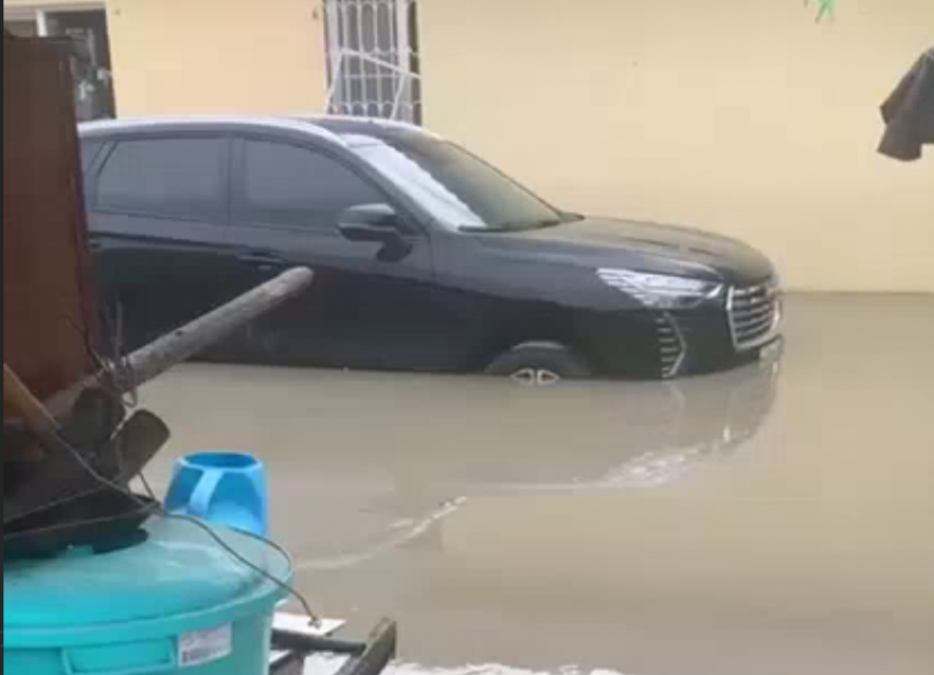 Вода по щиколотку и моря во дворах замечены на Ставрополье из-за ливня — видео 
