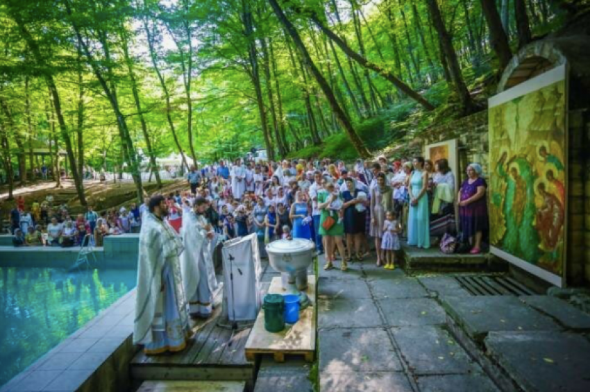 На Холодных родниках массово крестят ставропольчан