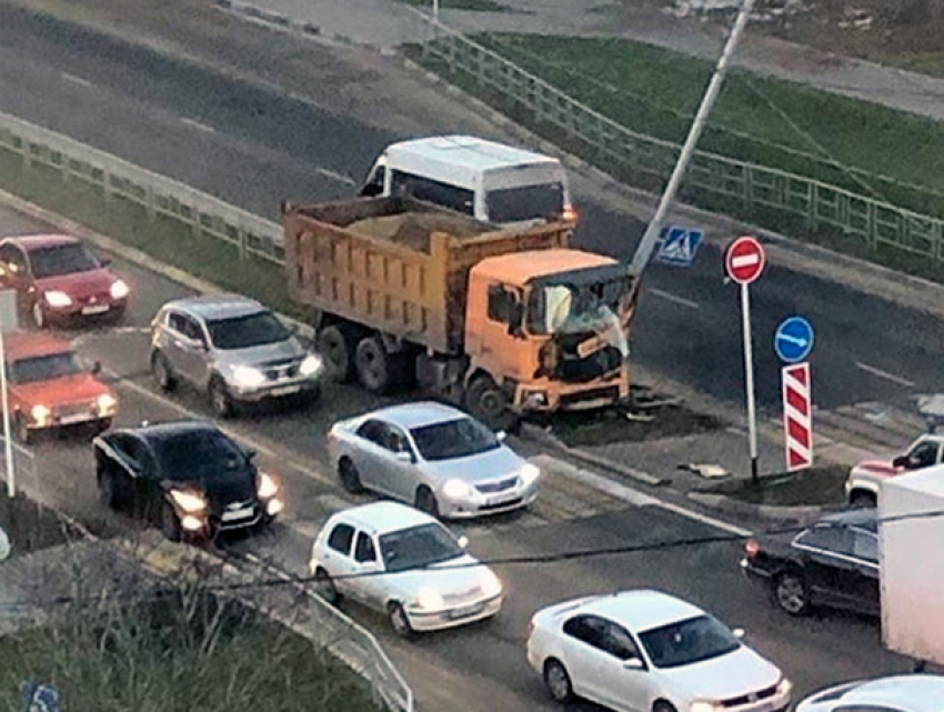 Груженный самосвал снес бетонный столб в Ставрополе