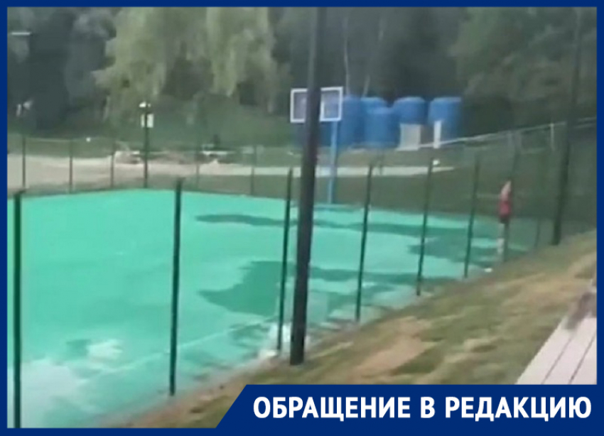 Автополив на Комсомольском озере в Ставрополе затапливает спортивные площадки