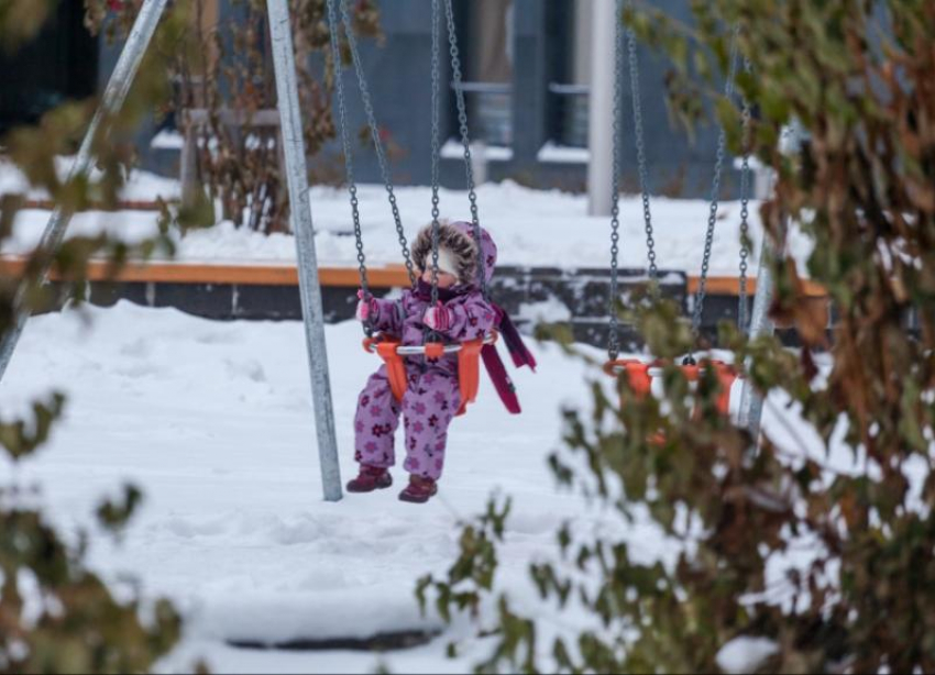 В Ставрополе хулиган кинулся с кулаками на ребенка и женщину во дворе дома