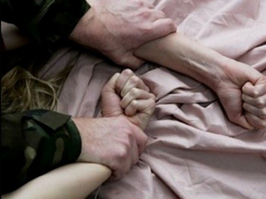 Мужчина из Георгиевска изнасиловал женщину в авто около озера