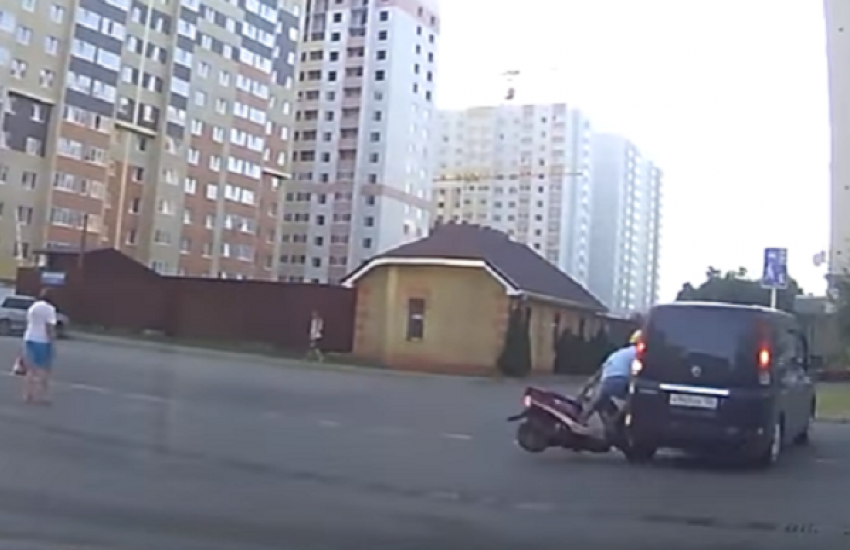 Курьезное столкновение скутериста и черного минивэна в Ставрополе попало на видео