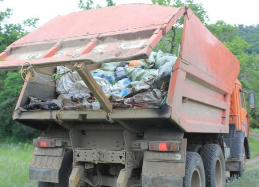 Незаконный сброс отходов в районе Мамайки мог «добить» дорогу на улице Полевой