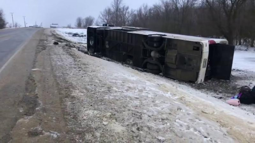 Четыре человека попали в больницу после опрокидывания рейсового автобуса на Ставрополье