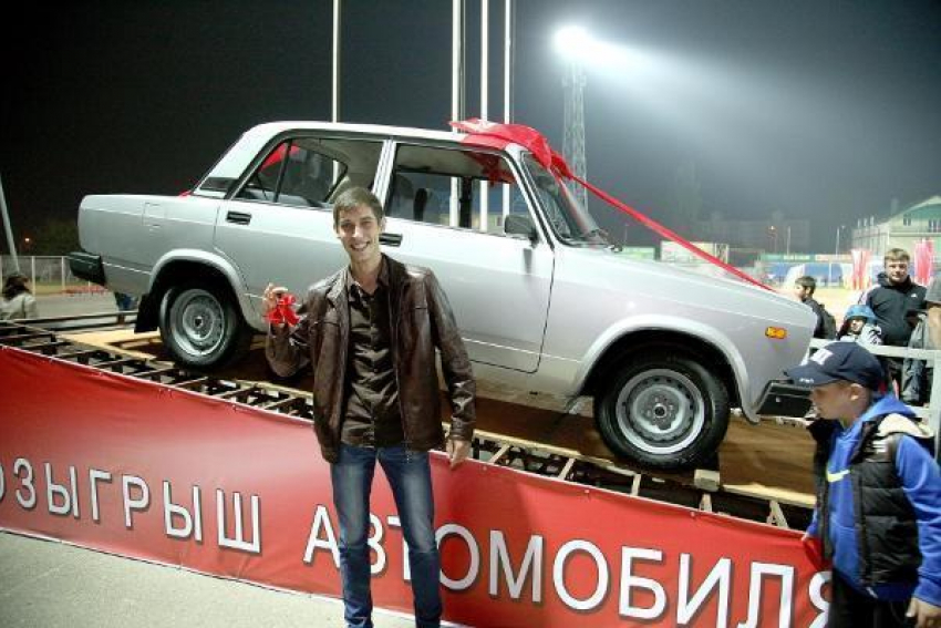Молодой пятигорчанин уехал с юбилея ФК «Машук - КМВ» на выигранном автомобиле
