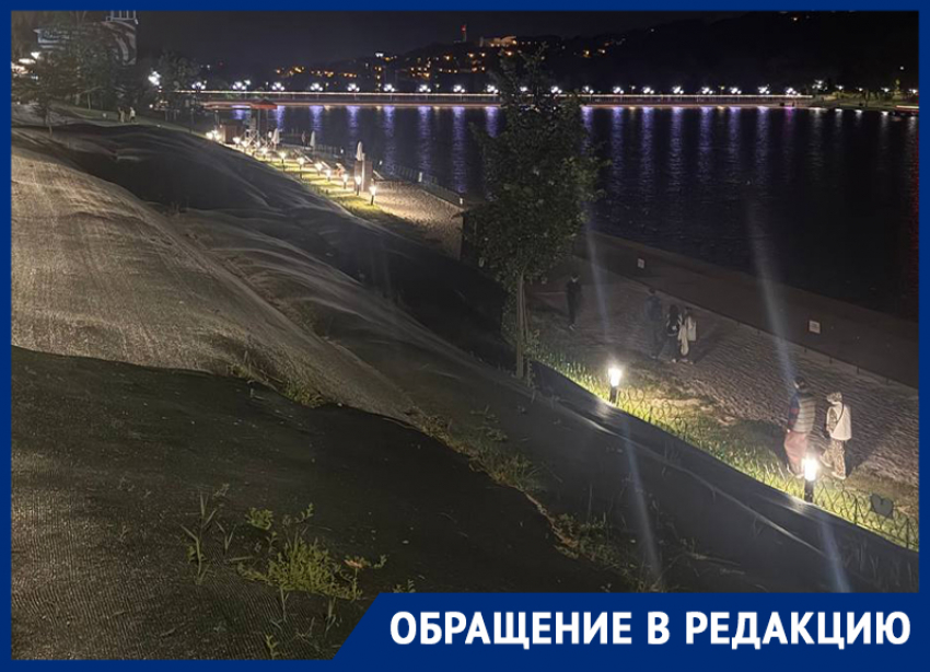 «Половина берега под резиной»: ставропольцев удивило странное покрытие на Комсомольском пруду 
