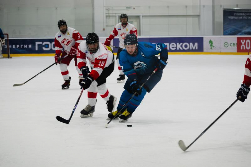 «Соколы» заклевали «гладиаторов»: в ставропольской НХЛ число претендентов на призы сокращается