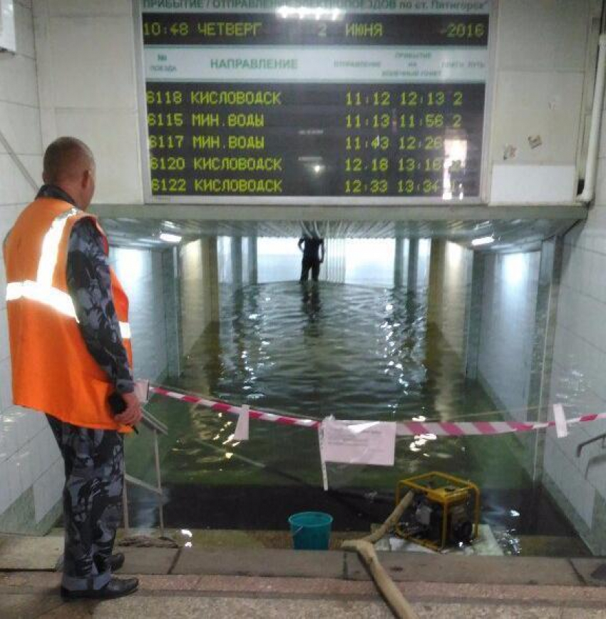 Подземный переход железнодорожной станции Пятигорска снова затопило