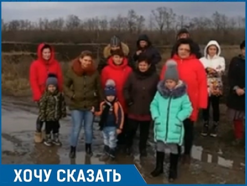 «Только говорят, что строят площадки и дороги, а на деле утопаем в грязи»: жители села на Ставрополье 