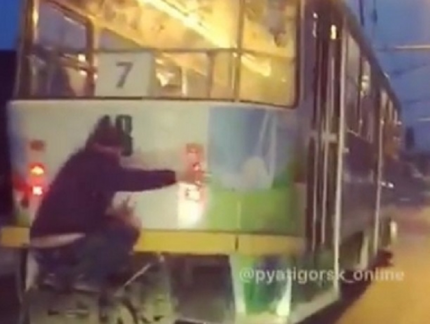 Опасные катания на трамвае устроил подросток в Пятигорске
