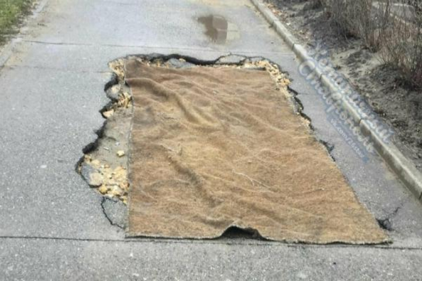Дорожную яму «заасфальтировали» ковром в Ставрополе