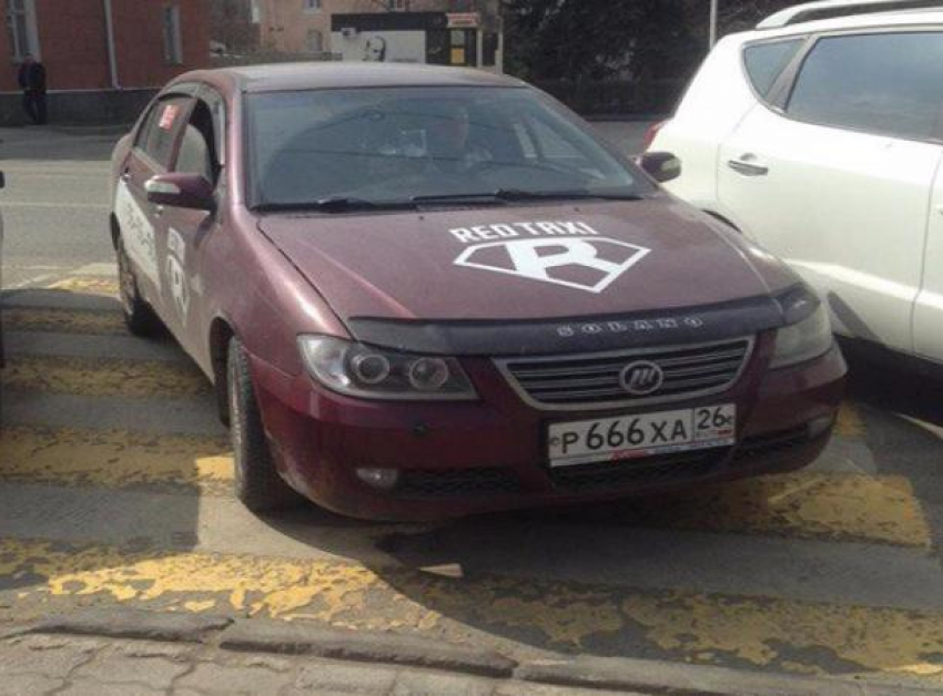 Автохам на «Лифане» припарковал машину на «зебре» перед драмтеатром в Ставрополе