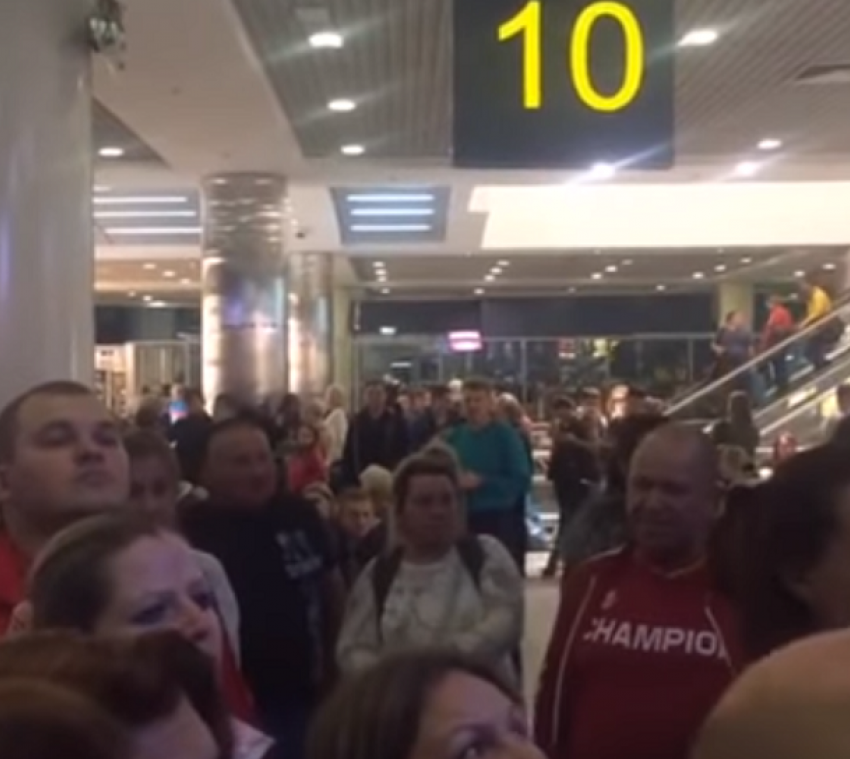 Запрет американских властей на вылет вынудил ставропольцев провести 10 часов в аэропорту Москвы