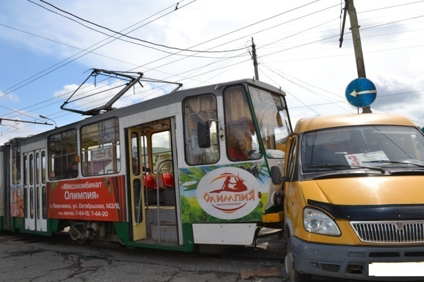 В Пятигорске трамвай врезался в маршрутку с пассажирами
