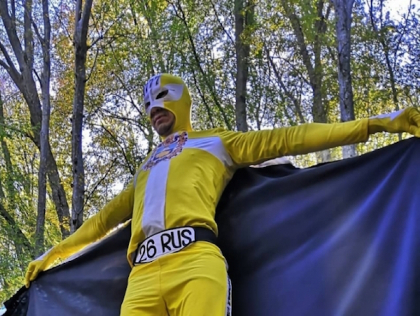 Супергероя в желтом плаще сняли на видео в Таманском лесу