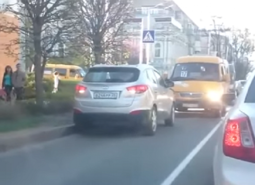 Батл автохама и маршрутки в центре Ставрополя попал на видео