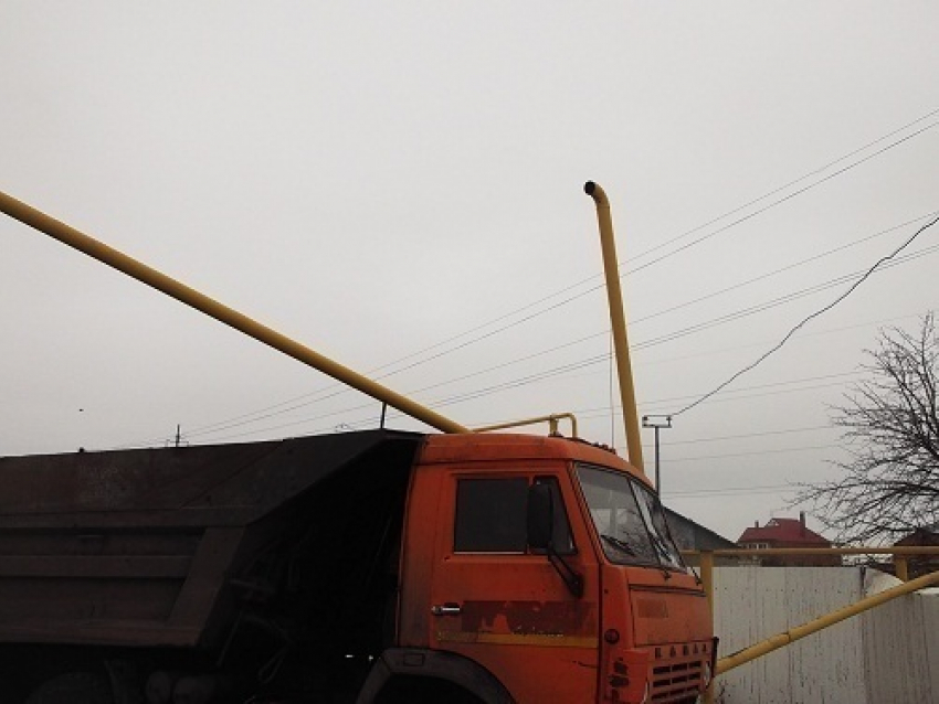 КамАЗ въехал в газовую трубу в Кисловодске