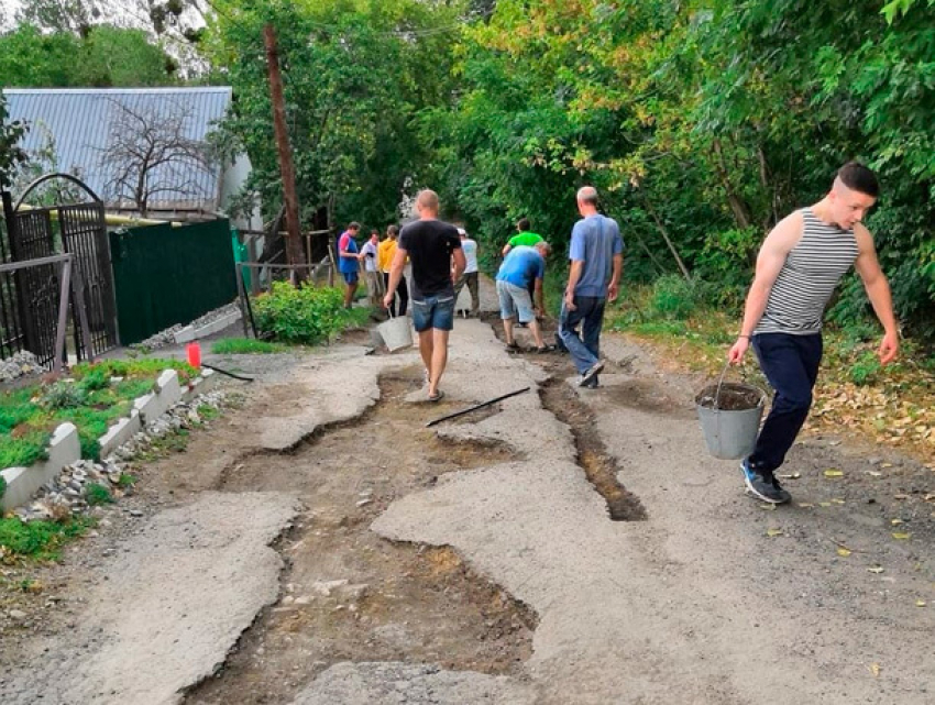 Без надежды на власть: своими руками ремонтируют дорогу жители на улице Ставрополя