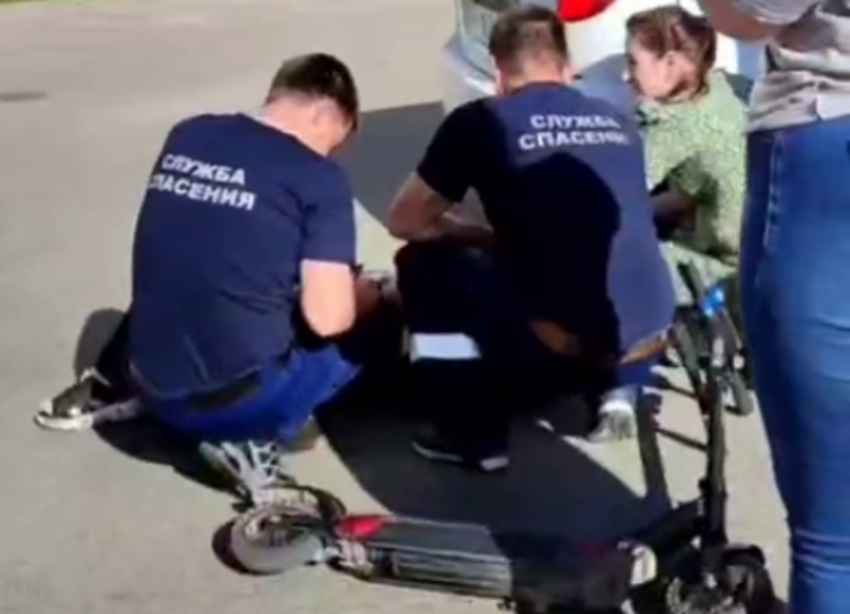 Под колеса автомобиля в Ставрополе попала 60-летняя самокатчица