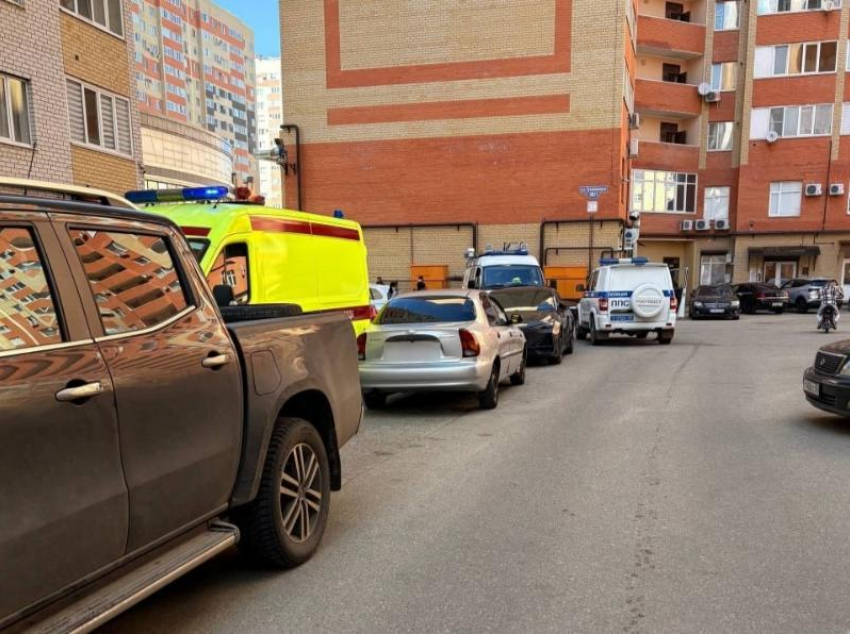 Мужчина выпал из окна многоэтажки на юге Ставрополя и погиб