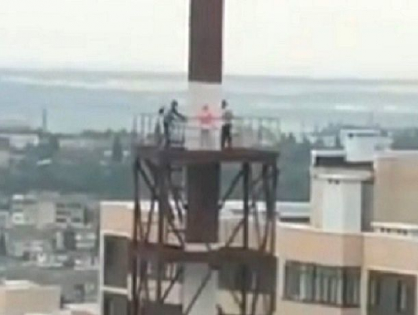 Рискованные игры подростков на высоте 20-го этажа сняли на видео очевидцы