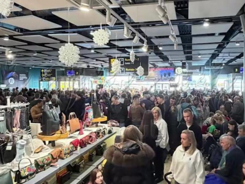 Из-за массовых задержек рейсов в Краснодаре пассажиров увозят автобусами в аэропорт Минеральных Вод