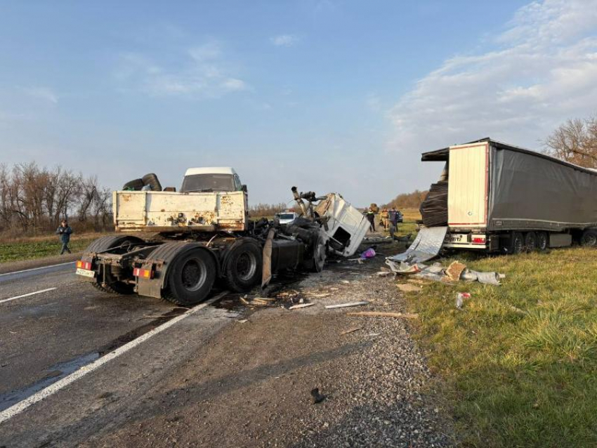 Водитель из Ставрополья попал в больницу после жесткой аварии с большегрузами